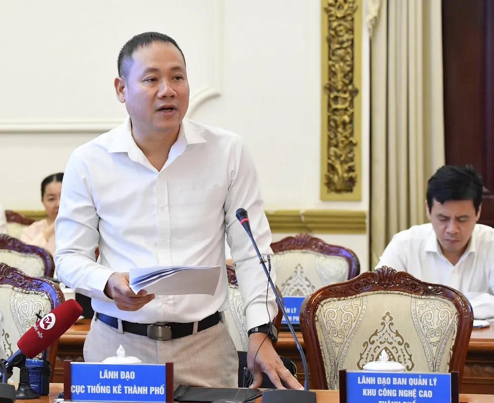 Cục trưởng Cục Thống kê TPHCM phát biểu tại phiên họp. Ảnh: VIỆT DŨNG