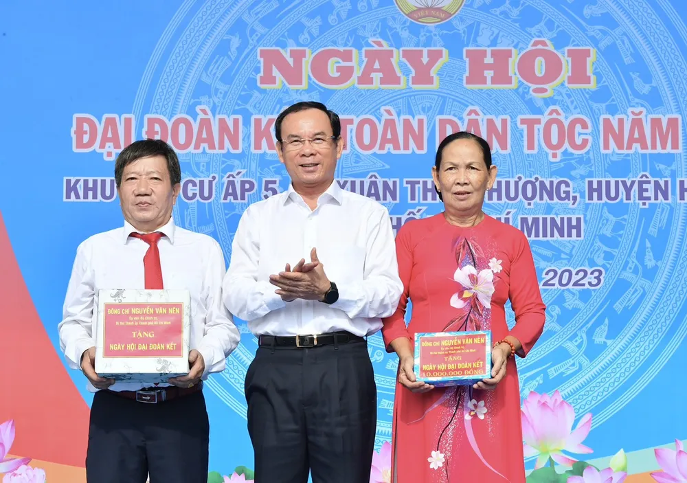 Bí thư Thành ủy TPHCM Nguyễn Văn Nên tặng quà ấp 5, xã Xuân Thới Thượng, huyện Hóc Môn. Ảnh: VIỆT DŨNG