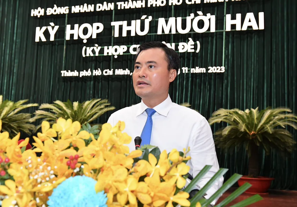 Phó Chủ tịch UBND TPHCM Bùi Xuân Cường trình bày các tờ trình của UBND TPHCM tại kỳ họp. Ảnh: VIỆT DŨNG Phó Chủ tịch UBND TPHCM Bùi Xuân Cường trình bày các tờ trình của UBND TPHCM tại kỳ họp. Ảnh: VIỆT DŨNG