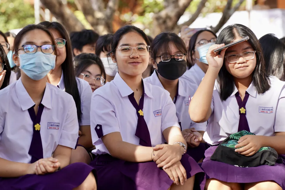 Học sinh Trường THPT Nguyễn Thị Minh Khai tham dự buổi lễ. Ảnh: HOÀNG HÙNG