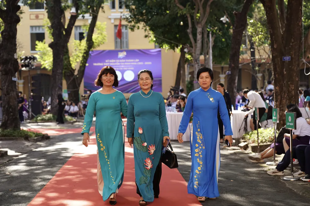 Đồng chí Nguyễn Thị Lệ cùng đại diện Ban Giám hiệu Trường THPT Nguyễn Thị Minh Khai. Ảnh: HOÀNG HÙNG