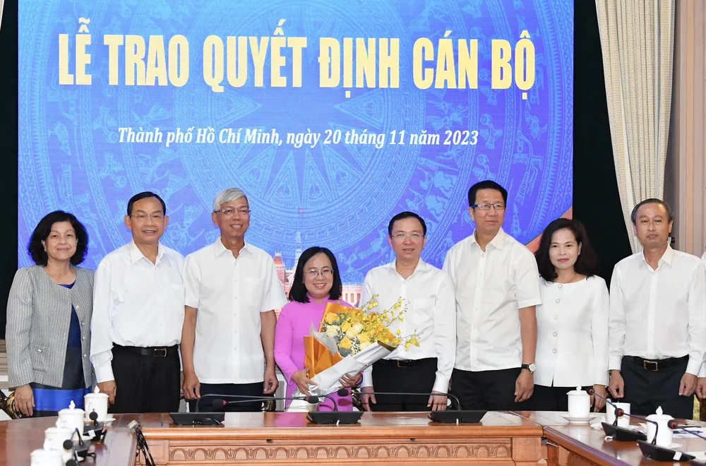 Phó Chủ tịch UBND TPHCM cùng các đại biểu chúc mừng đồng chí Đinh Thị Thanh Thủy. Ảnh: VIỆT DŨNG