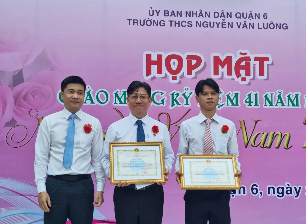 Phó Giám đốc BHXH TPHCM trao giấy khen của BHXH TPHCM cho cá nhân và tập thể Trường THCS Nguyễn Văn Luông