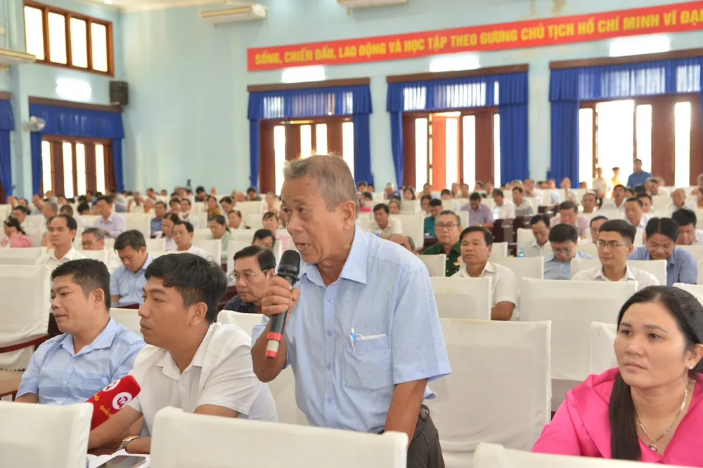 Cử tri huyện Củ Chi nêu ý kiến tại buổi tiếp xúc. Ảnh: CAO THĂNG Cử tri huyện Củ Chi nêu ý kiến tại buổi tiếp xúc. Ảnh: CAO THĂNG