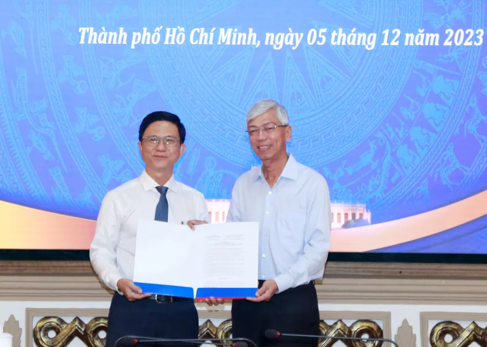pho-chu-tich-ubnd-tphcm-vo-van-hoan-trao-quyet-dinh-cho-ong-le-van-thu-1664.jpg