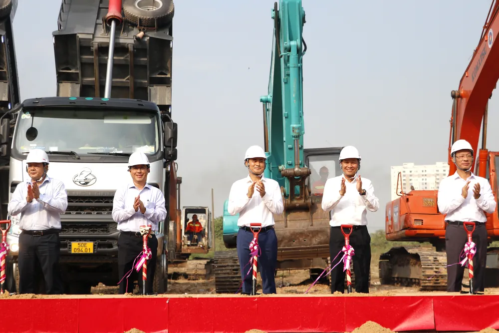 dong-chi-bui-xuan-cuong-cung-cac-dai-bieu-thuc-hien-nghi-thuc-dong-tho-khoi-cong-du-an-khu-38ha-phuong-tan-thoi-nhat-quan-12-6580.jpg