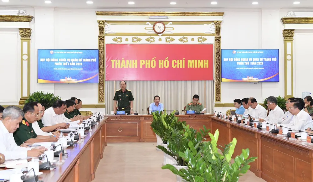 Tư lệnh Bộ Tư lệnh TPHCM Nguyễn Văn Nam phát biểu tại phiên họp. Ảnh: VIỆT DŨNG