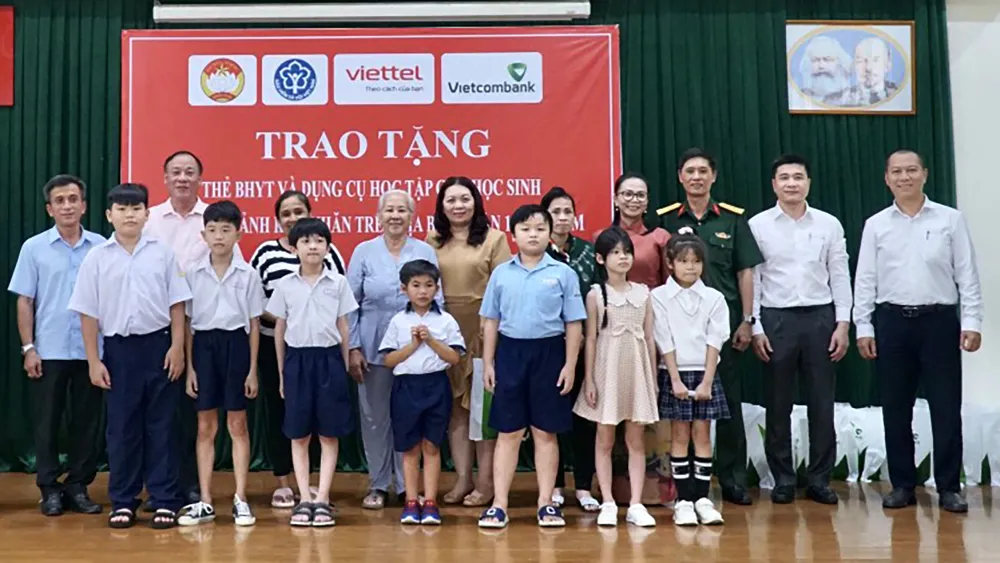 bhxh-tphcm-trao-tang-the-bhyt-va-dung-cu-hoc-tap-cho-hoc-sinh-nguoi-kho-khan-tren-dia-ban-tphcm-9264.jpg