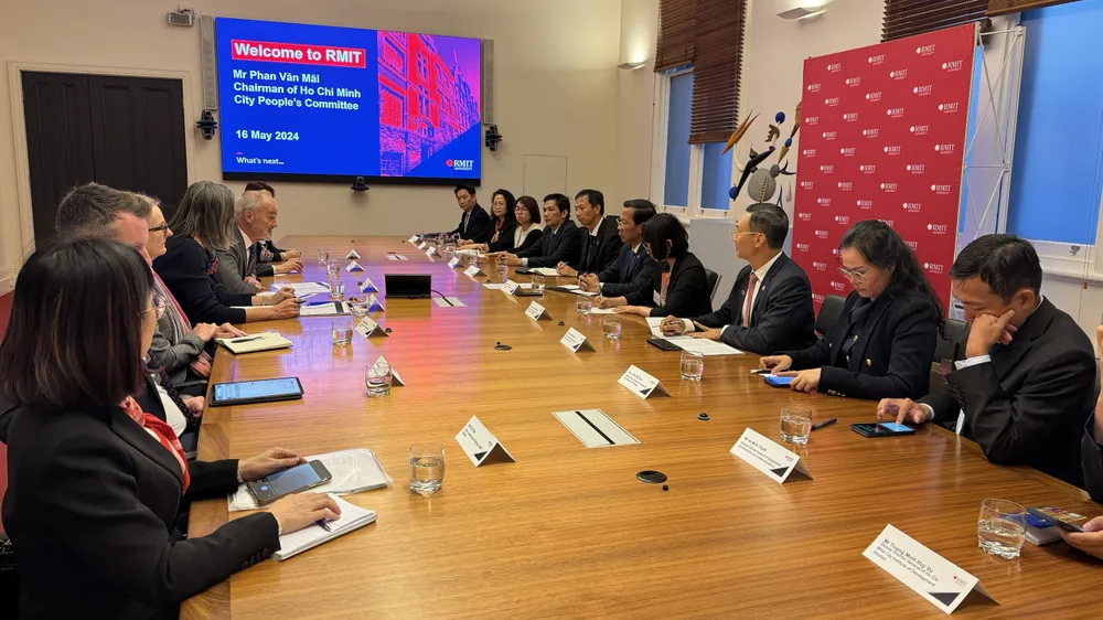 Trao chứng thư - RMIT 1.jpg