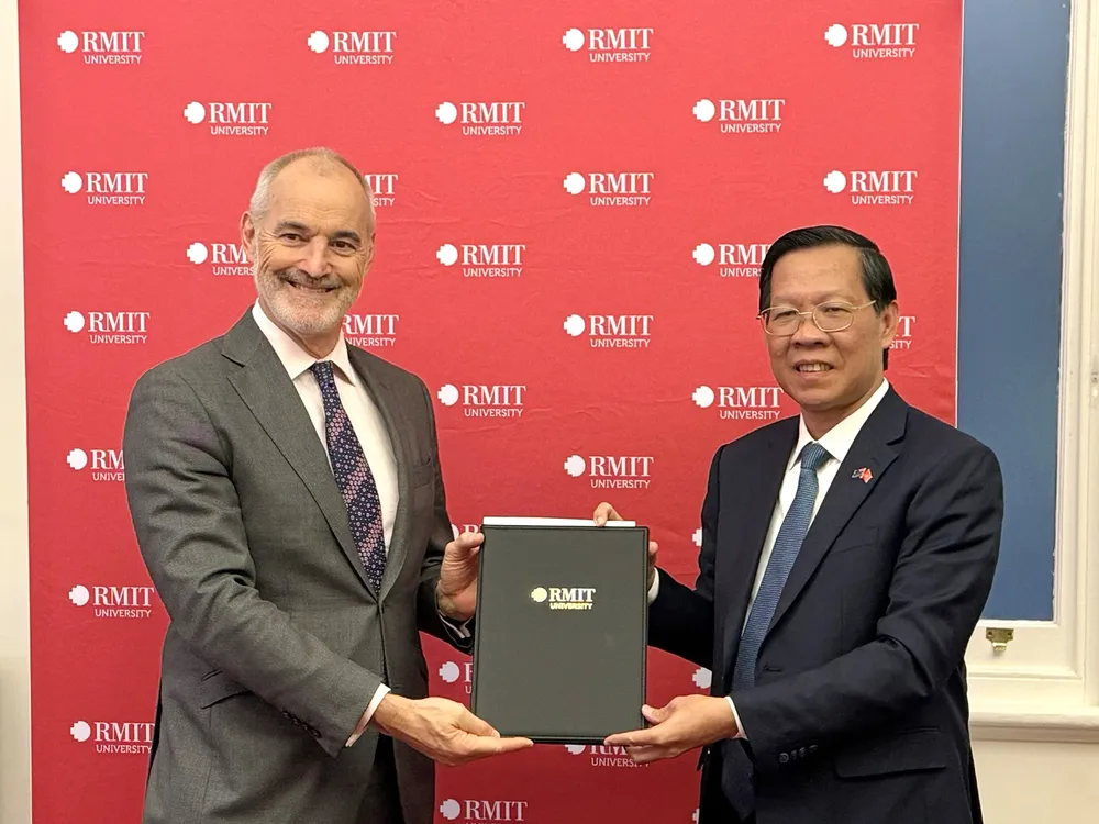 Trao chứng thư - RMIT 5.jpg