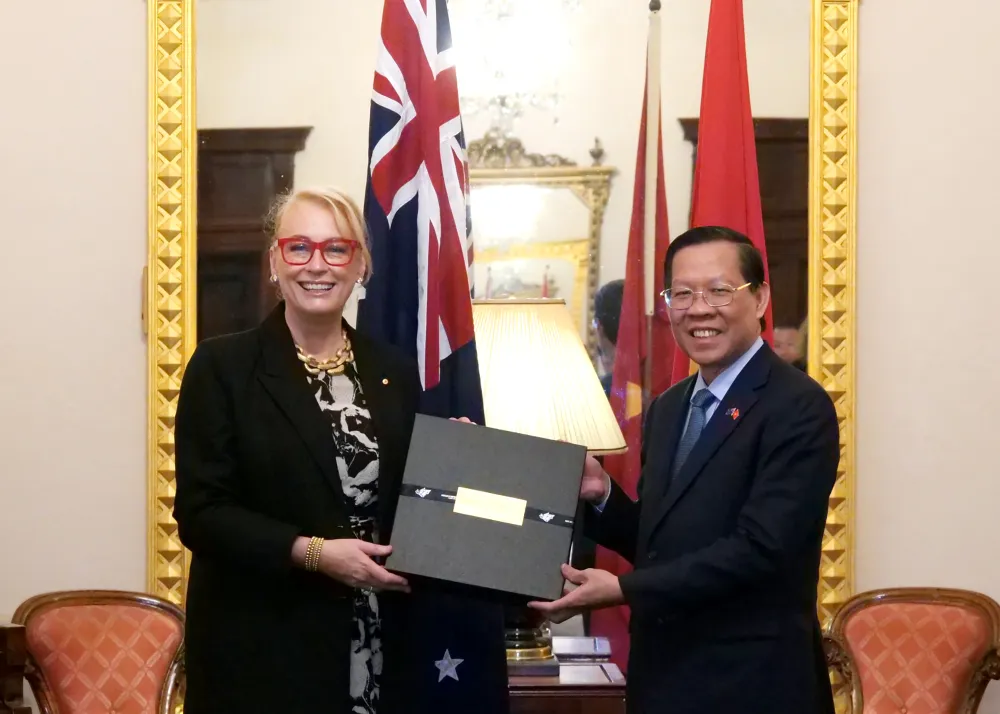 chào xã giao bà Sally Capp - Thị trưởng TP Melbourne - giay.jpg