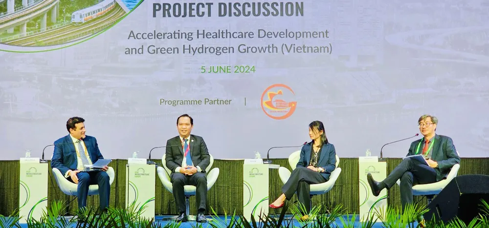 Dai dien so y te trinh bay du an đau tu, kêu gọi đầu tu.jpg