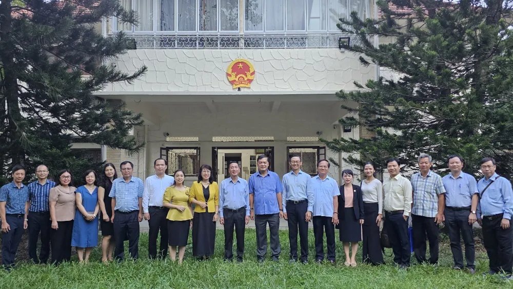 Doan tham dai su quan Việt Nam tai Singgapore.jpg