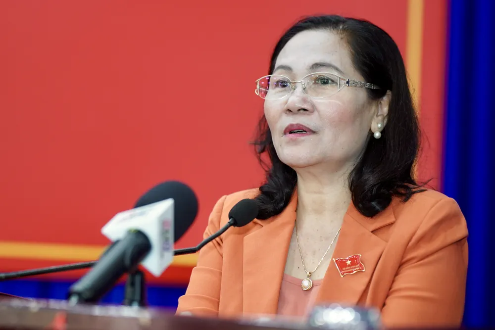 Bà Nguyễn Thị Lệ phát biểu tại buổi tiếp xúc cử tri sau kỳ họp thứ 17 HĐND TPHCM khoá X của tổ đại biểu HĐND TP đơn vị 27-28_ảnh Hoàng Hùng 9HH04735.jpeg