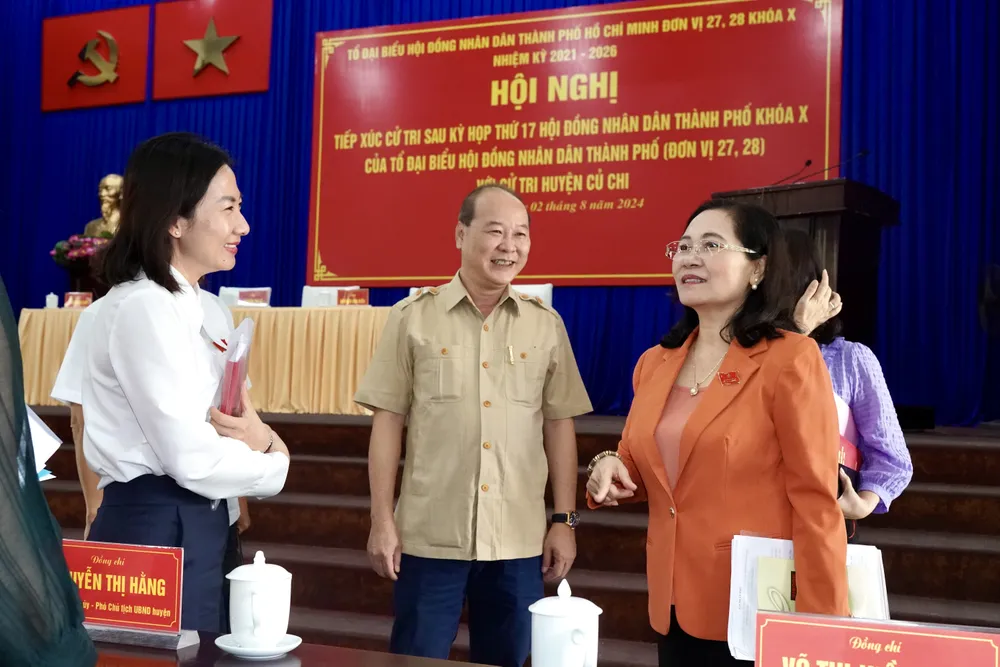 Bà Nguyễn Thị Lệ tại buổi tiếp xúc cử tri sau kỳ họp thứ 17 HĐND TPHCM khoá X của tổ đại biểu HĐND TP đơn vị 27-28_ảnh Hoàng Hùng 9HH04817.JPG