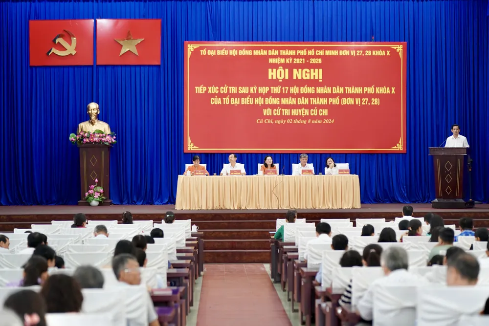 Quang cảnh buổi tiếp xúc cử tri sau kỳ họp thứ 17 HĐND TPHCM khoá X của tổ đại biểu HĐND TP đơn vị 27-28_ảnh Hoàng Hùng_9HH04606.jpeg