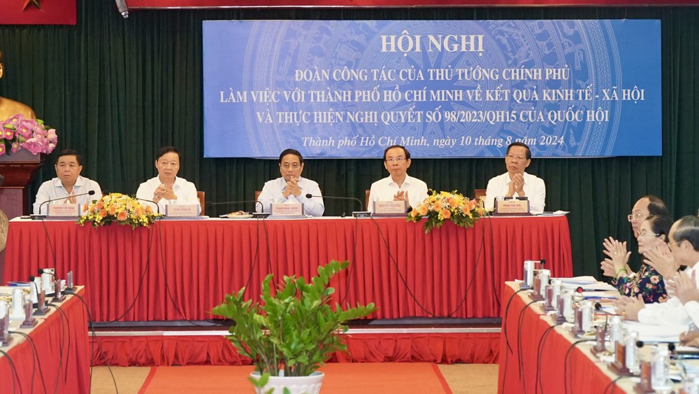 Government and HCMC leaders at the conference (Photo: SGGP)