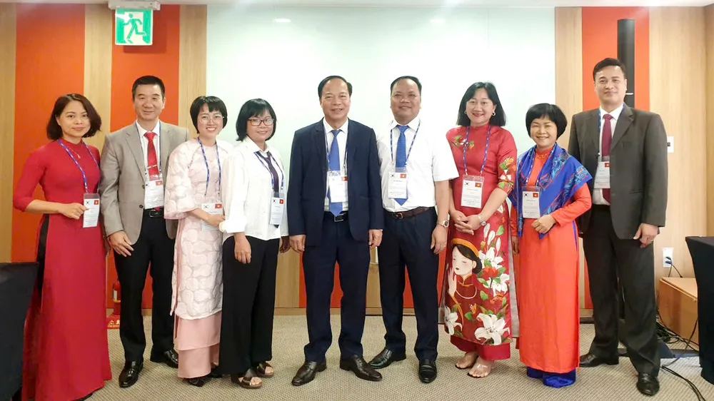 Press agencies and publishers participating in the program