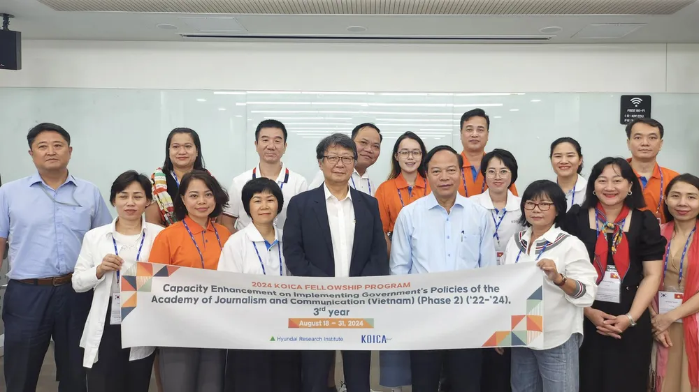 Vietnamese journalists participating in the program