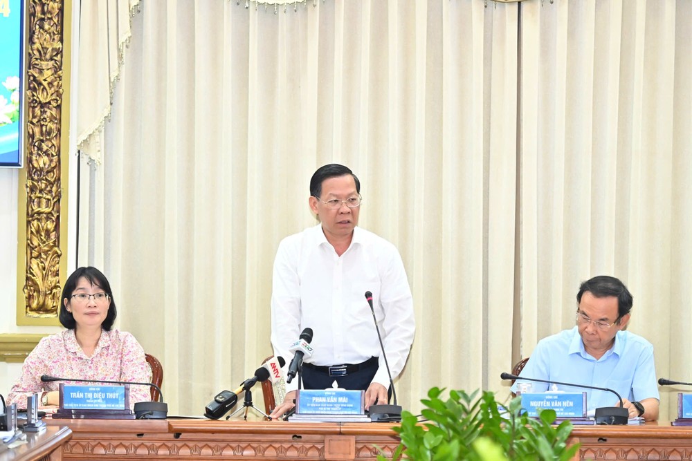 Chairman Phan Van Mai delivers a speech at the meeting (Photo: SGGP)