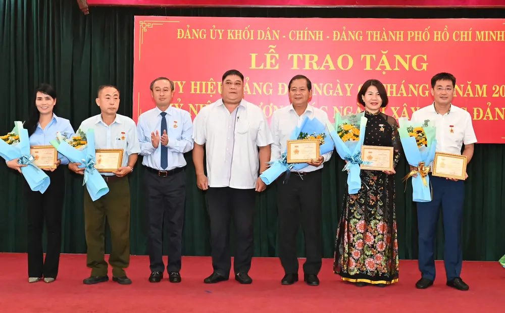 Các cá nhân nhận Kỷ niệm chương “Vì sự nghiệp kiểm tra của Đảng”. Ảnh: VIỆT DŨNG