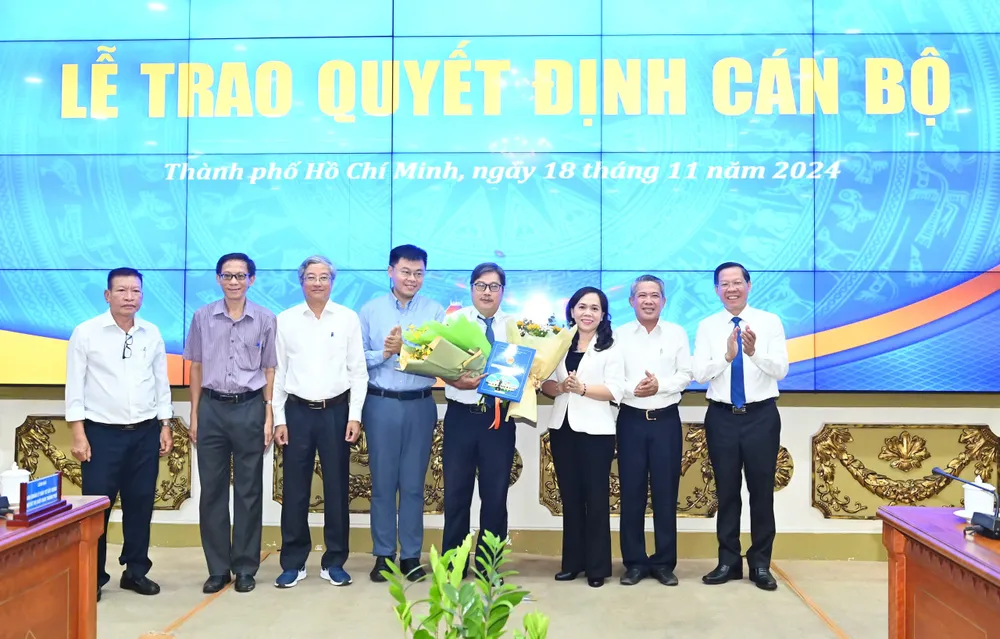 Chủ tịch UBND TPHCM Phan Văn Mãi cùng các đại biểu chúc mừng đồng chí Trần Thanh Bình. Ảnh: VIỆT DŨNG