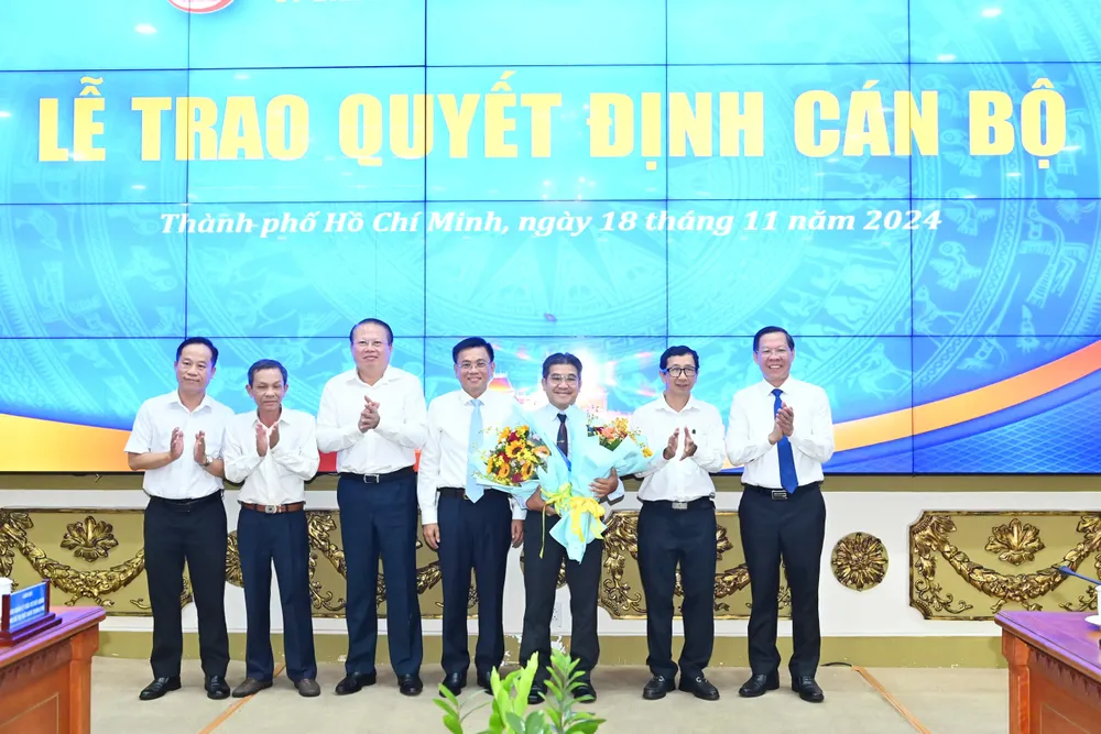 Chủ tịch UBND TPHCM Phan Văn Mãi cùng các đại biểu chúc mừng đồng chí Nguyễn Ngọc Hiển. Ảnh: VIỆT DŨNG