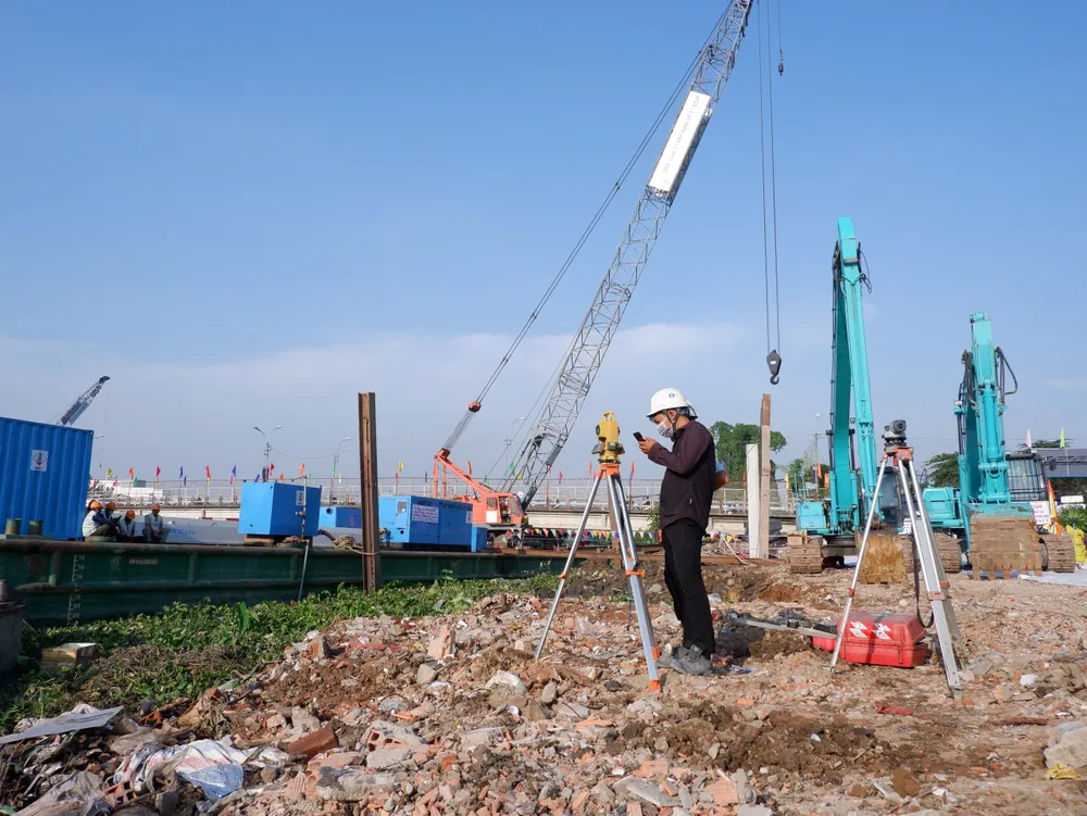 Công nhân thi công dự án kênh Tham Lương - Bến Cát - rạch Nước Lên.jpg