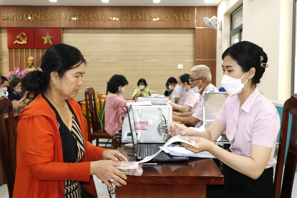 Ngân hàng Chính sách xã hội quận 12 giải ngân cho người dân vay vốn ưu đãi giảm nghèo, giải quyết việc làm.jpg