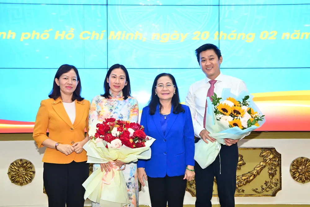 Đồng chí Nguyễn Thị Lệ cùng đại biểu chúc mừng đồng chí Phạm Thị Thanh Hiền và đồng chí Hứa Quốc Hưng. Ảnh: VIỆT DŨNG