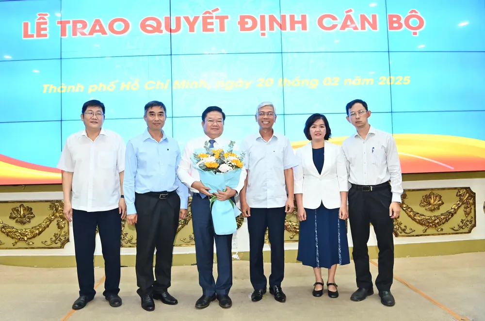 Phó Chủ tịch UBND TPHCM Võ Văn Hoan cùng đại biểu chúc mừng đồng chí Lê Văn Thinh. Ảnh: VIỆT DŨNG