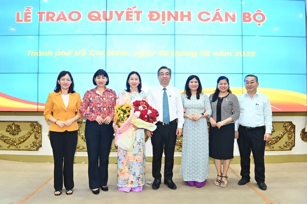 Đồng chí Nguyễn Phước Lộc cùng các đại biểu chúc mừng đồng chí Phạm Thị Thanh Hiền. Ảnh: VIỆT DŨNG