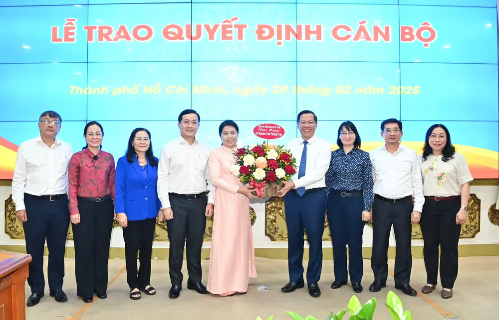 Đồng chí Phan Văn Mãi cùng các đại biểu chúc mừng đồng chí Nguyễn Trần Phượng Trân. Ảnh: VIỆT DŨNG