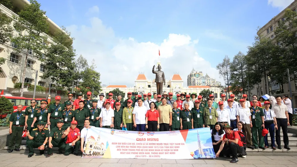 Đoàn Đại biểu Bắc Ninh dâng hoa tại Tượng Đài Chủ tịch Hồ Chí Minh  .jpg