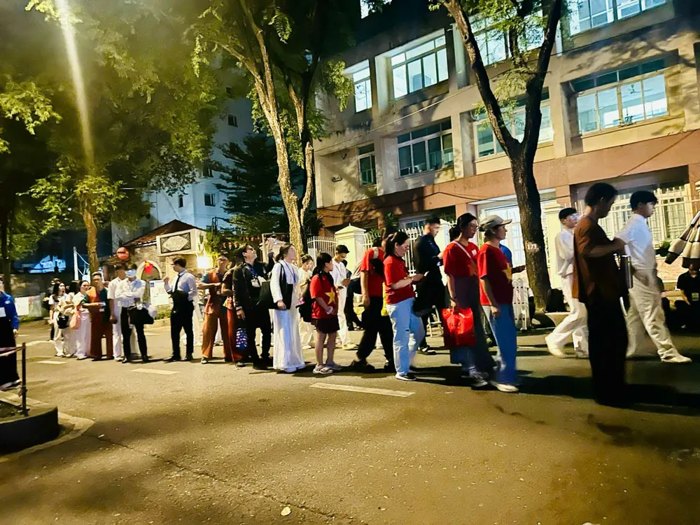 Đoàn nghệ sĩ xếp hàng chờ kiểm tra an ninh để vào trong .jpg