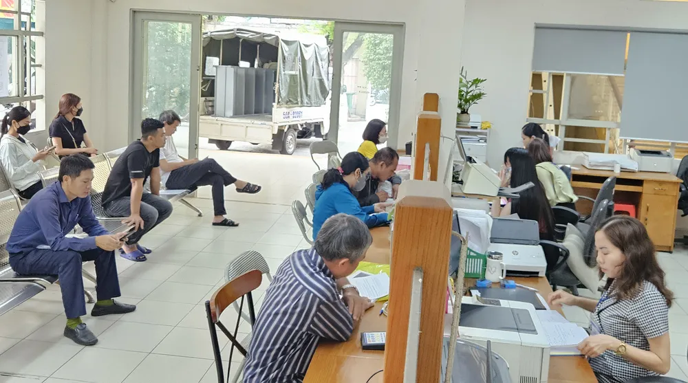 Người dân làm hồ sơ thủ tục hành chính tại UBND phường 1, quận Gò Vấp