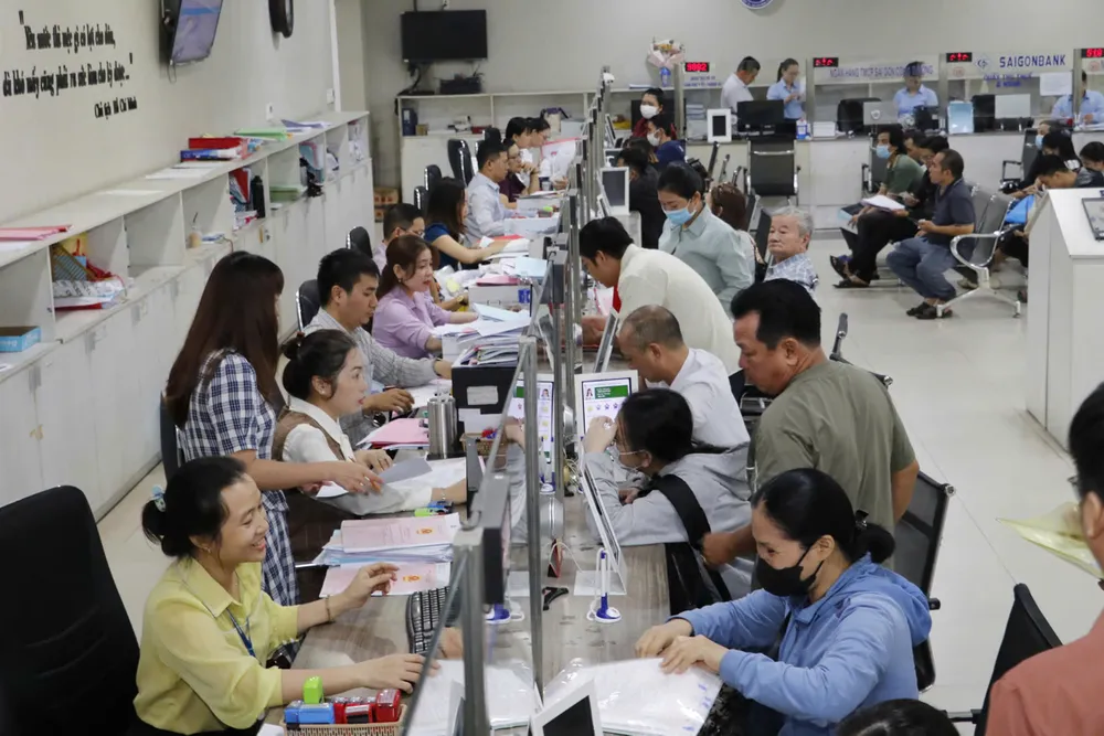 Cán bộ, công chức UBND quận 12 giải quyết hồ sơ cho người dân