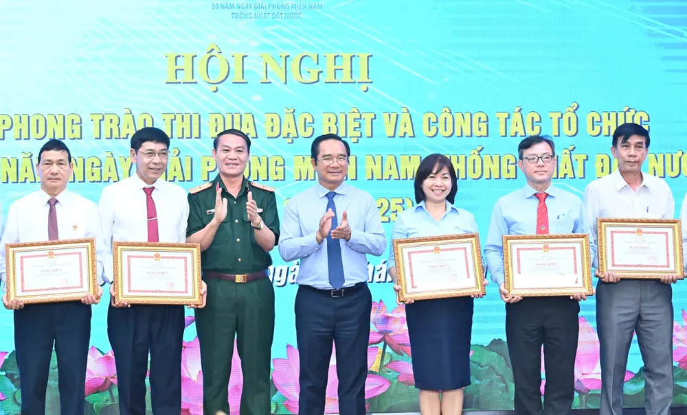 Đồng chí Nguyễn Văn Được trao bằng khen đến các tập thể có thành tích xuất sắc trong phong trào thi đua đặc biệt và công tác tổ chức lễ kỷ niệm 50 năm Ngày Giải phóng miền Nam, thống nhất đất nước. Ảnh: VIỆT DŨNG