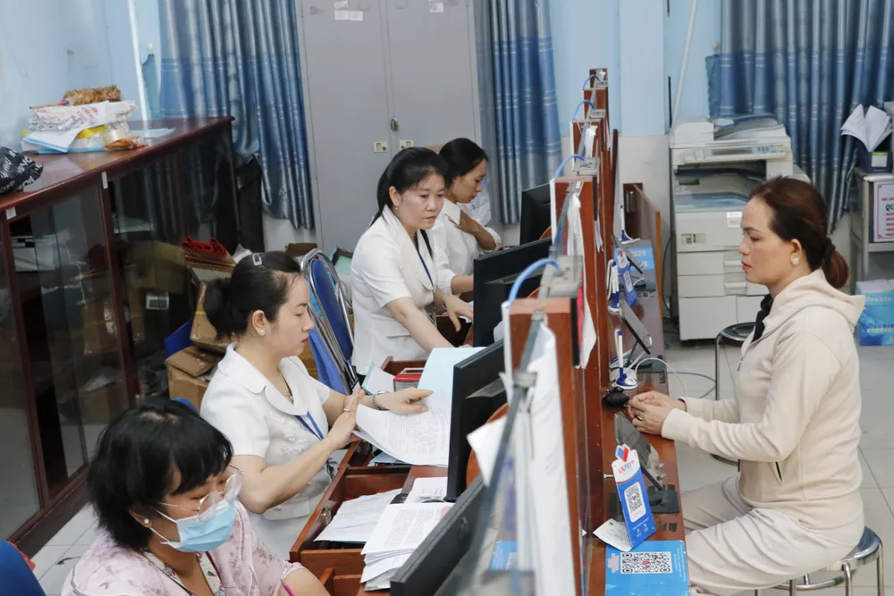 Công chức UBND xã Vĩnh Lộc A, huyện Bình Chánh, TPHCM giải quyết hồ sơ thủ tục hành chính cho người dân