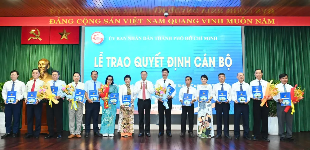 Lãnh đạo UBND TPHCM trao quyết định bổ nhiệm lãnh đạo các đơn vị sự nghiệp thuộc UBND TPHCM. Ảnh: VIỆT DŨNG