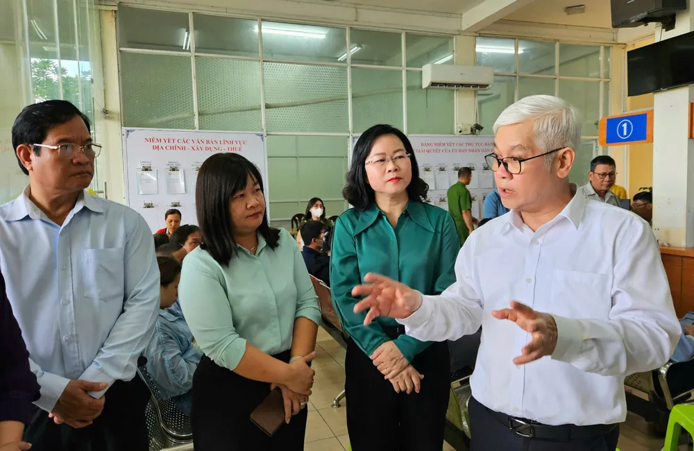 Đồng chí Nguyễn Văn Lợi trao đổi với lãnh đạo phường Đông Hưng Thuận tại Trung tâm Phục vụ hành chính công của phường. Ảnh: NGÔ BÌNH