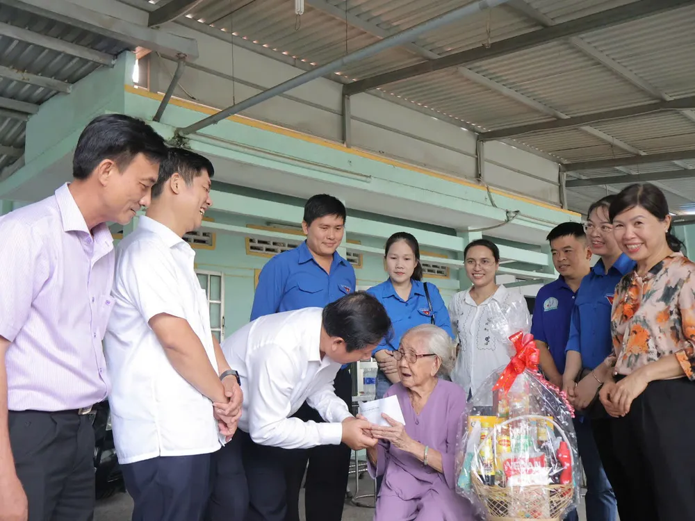 Lãnh đạo xã Củ Chi và Bệnh viện Tai Mũi Họng trao quà đến bà Nguyễn Thị Xớ