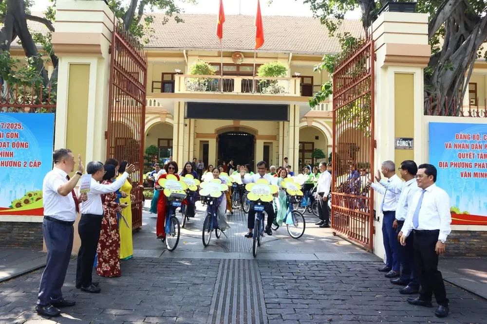 Lãnh đạo, công chức phường Sài Gòn tham gia hoạt động đạp xe tham quan thành phố