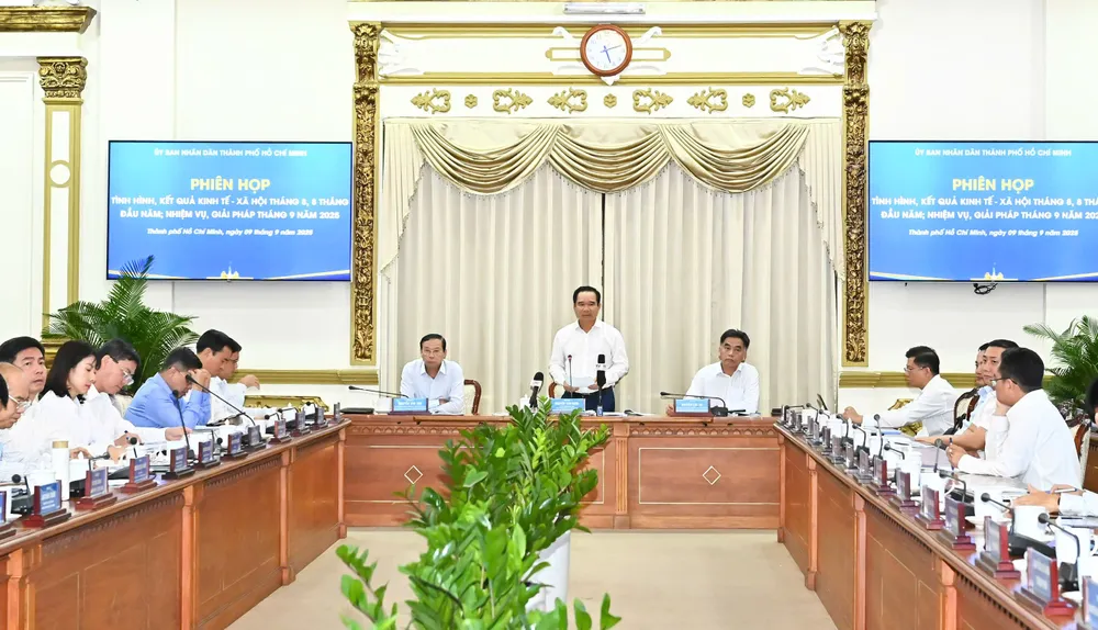 Thường trực UBND TPHCM chủ trì phiên họp kinh tế - xã hội của UBND thành phố. Ảnh: VIỆT DŨNG