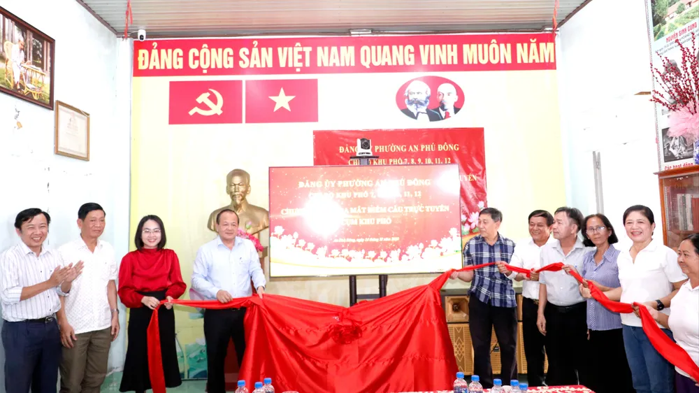 Lãnh đạo phường An Phú Đông cùng các khu phố ra mắt bộ thiết bị họp trực tuyến