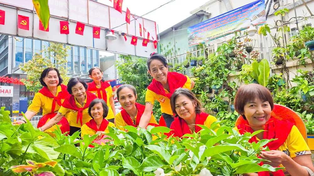 _Hẻm hoa tự quản_ số 153, đường Nguyễn Thị Minh Khai do bà con nhân dân khu phố 27 trồng và chăm sóc, góp phần tô điểm bức tranh đô thị sáng, xanh, sạch đẹp - 1.jpg
