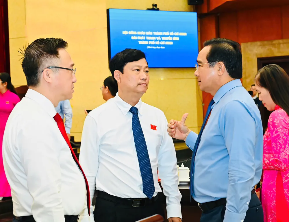 Chủ tịch UBND TPHCM Nguyễn Văn Được trao đổi cùng Chủ tịch HĐND TPHCM Võ Văn Minh và Phó Bí thư Thành ủy TPHCM Đặng Minh Thông tại kỳ họp. Ảnh: VIỆT DŨNG