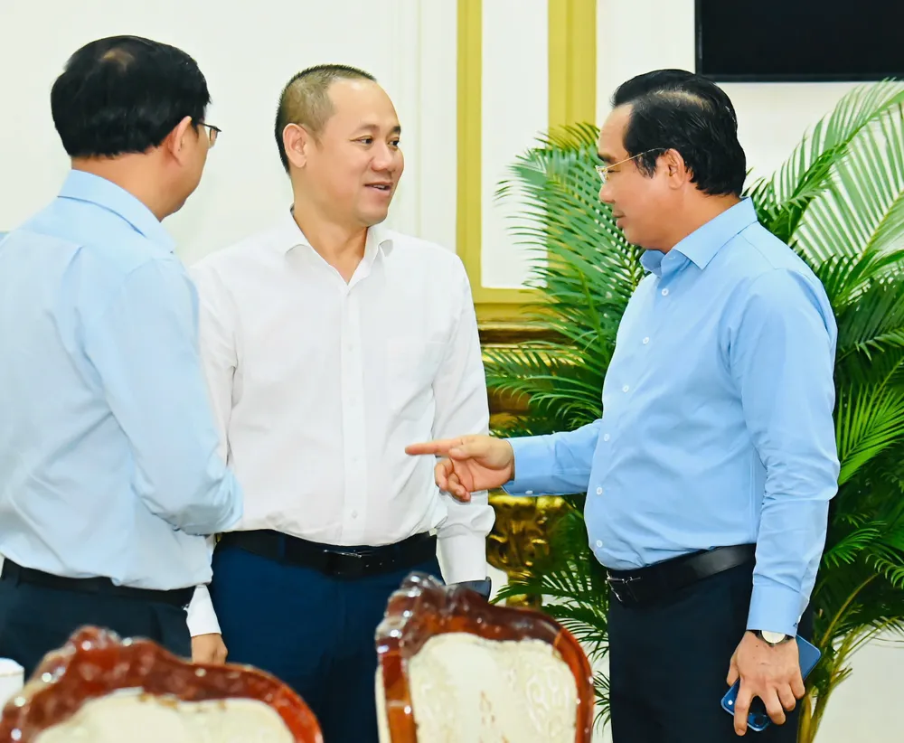 Chủ tịch UBND TPHCM Nguyễn Văn Được trao đổi cùng đại biểu tại hội nghị