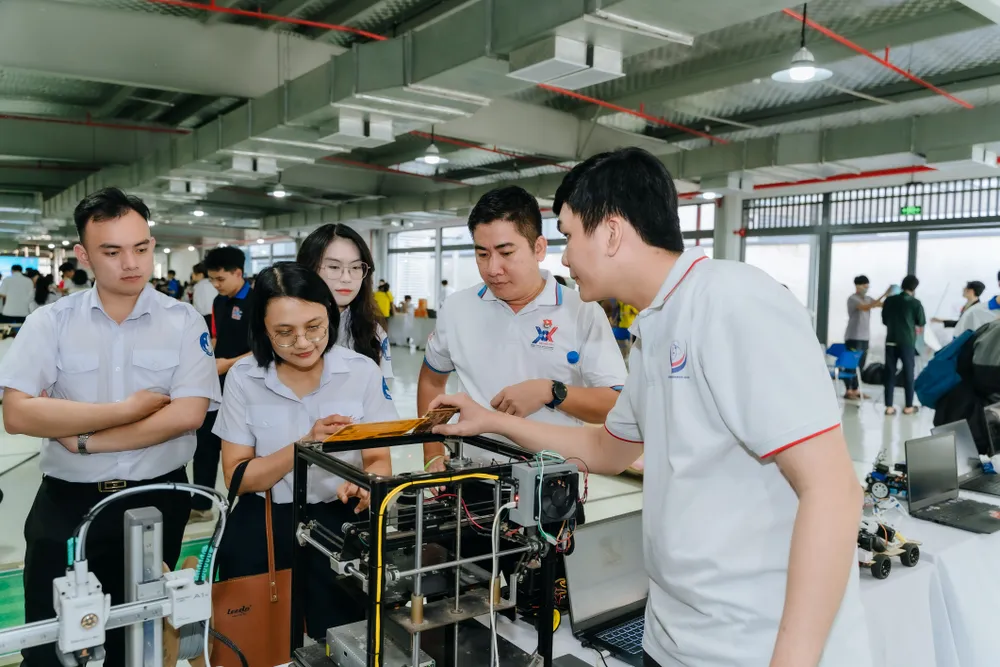 Sinh viên trải nghiệm các thiết bị công nghệ tại Ngày Sinh viên TPHCM sáng tạo năm 2025  ngày 11-1-20252.JPG