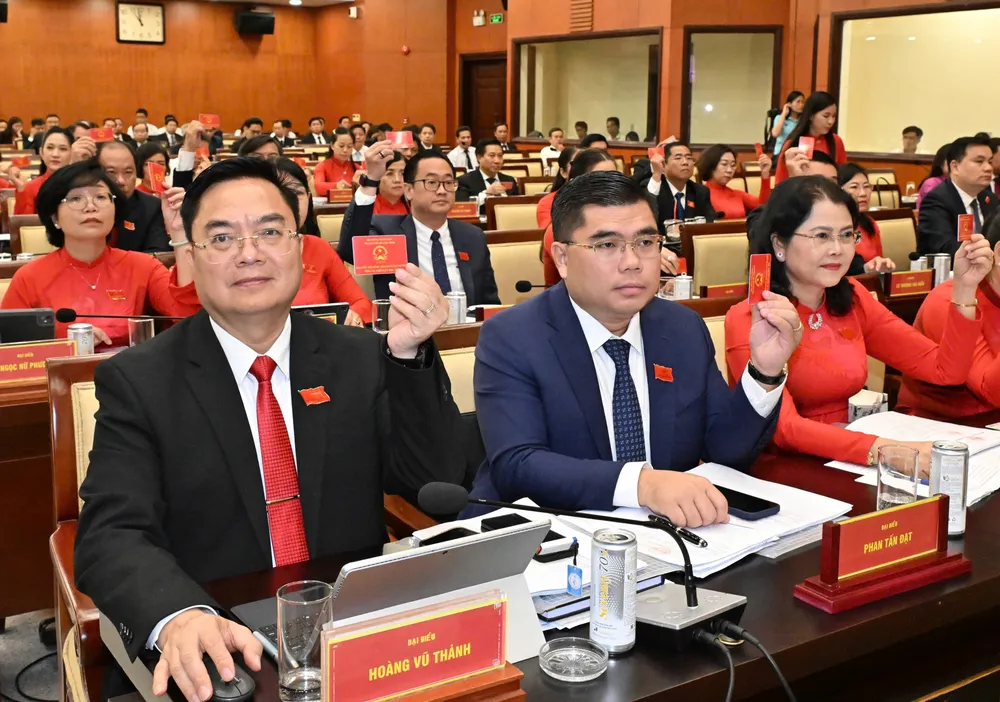 Đại biểu biểu quyết tại kỳ họp. Ảnh: VIỆT DŨNG